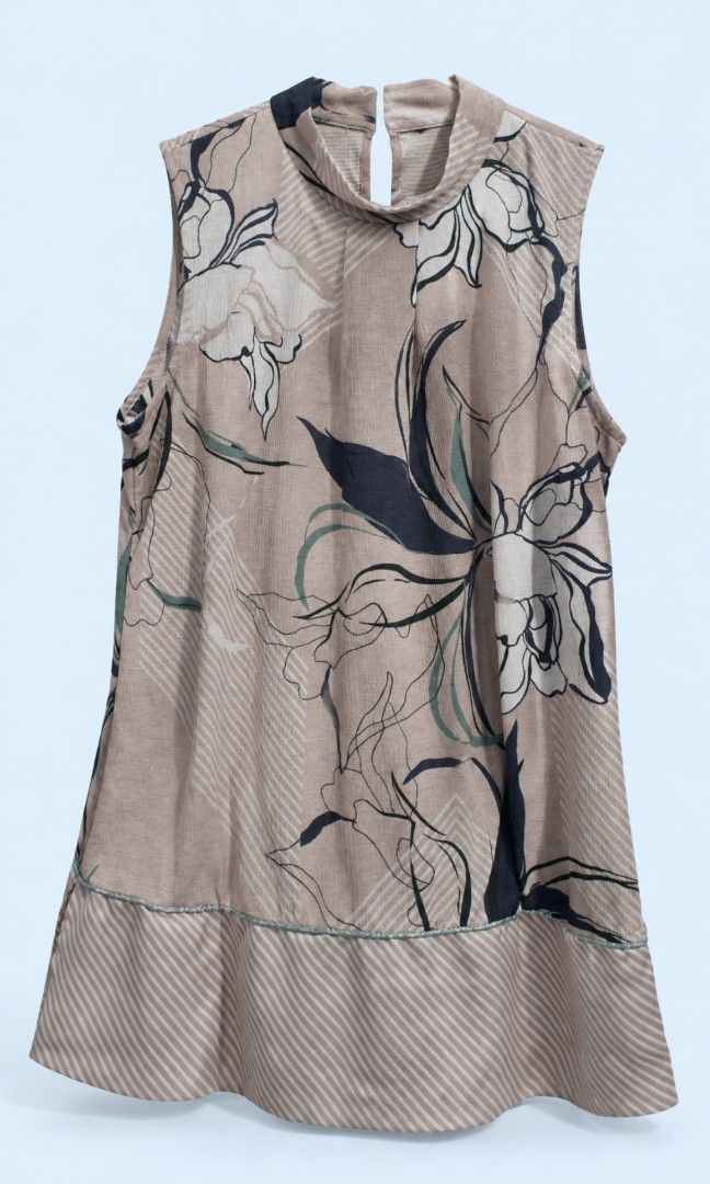 Sleeveless blouse (Category: Sleeveless) located in Pasay City. Submitted by fortuneflow888 (Listing ID 1468185558, Image 1). Description: For sale : Sleeveless blouse P87 pesos only! size: Medium made in Philippines Condition: Well used meet-up location / schedule: Greenbelt Chapel Makati / 12:00pm onwards / every Sunday only.