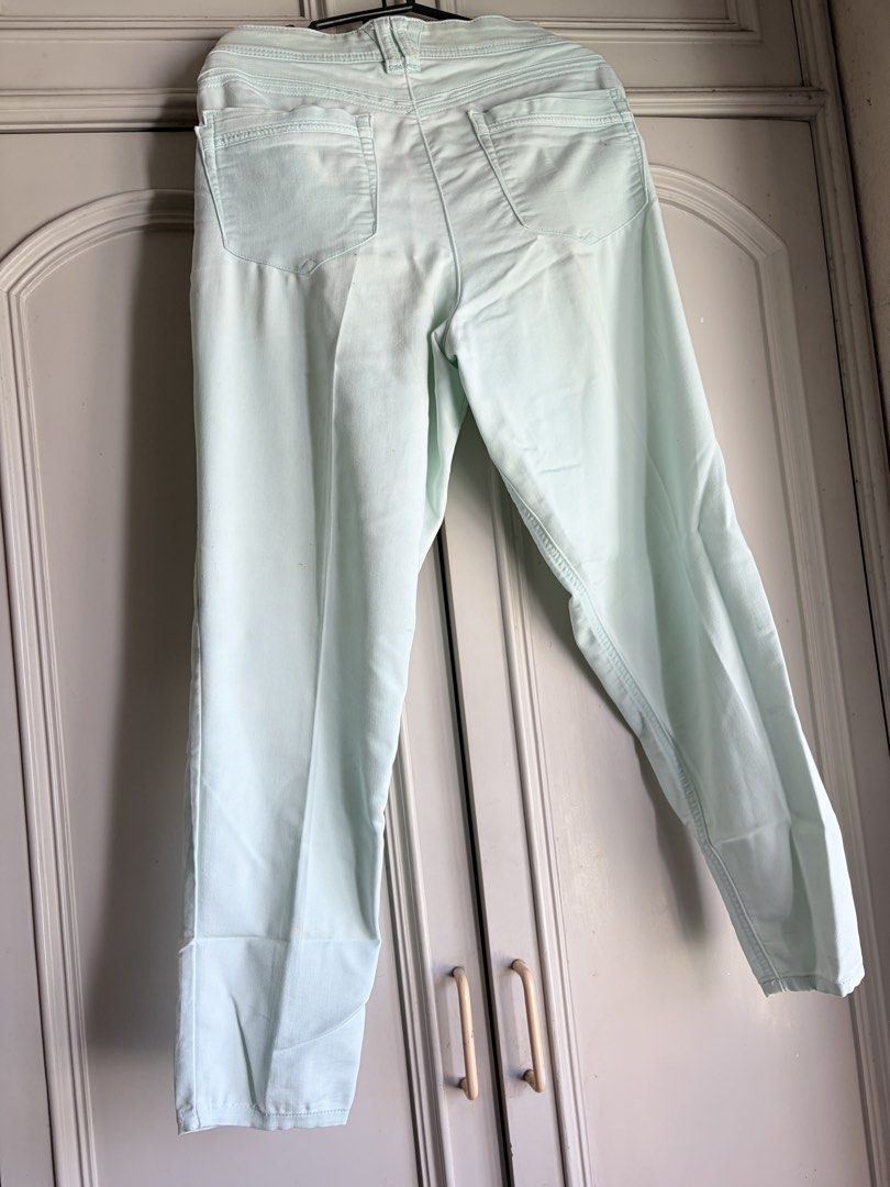 SLIGHT CAPRI PANTS (Category: Jeans) located in Bocaue. Submitted by cassybara (Listing ID 1468120175, Image 2). Description: W-39 L-37.