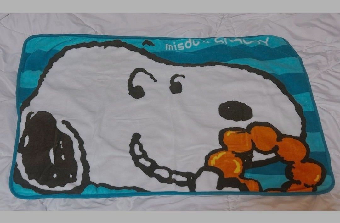 SNOOPY☆Misdo 2013 Polyester 39"x29" infant/Travel blanket (Category: Other Baby Bathing & Changing Needs) located in Mexico. Submitted by shaniah_777 (Listing ID 1468268001, Image 1). Description: PEANUTS SNOOPY☆Misdo 2013 Polyester infant/travel blanket MATERIAL :100% polyester Size: Approximately :39-inch by 29-inch blanket measures 99.06 cm by 73.66 cm Blue polyester blanket featuring Snoopy holding a Mister Donut (misdo) pon-de-ring, released
