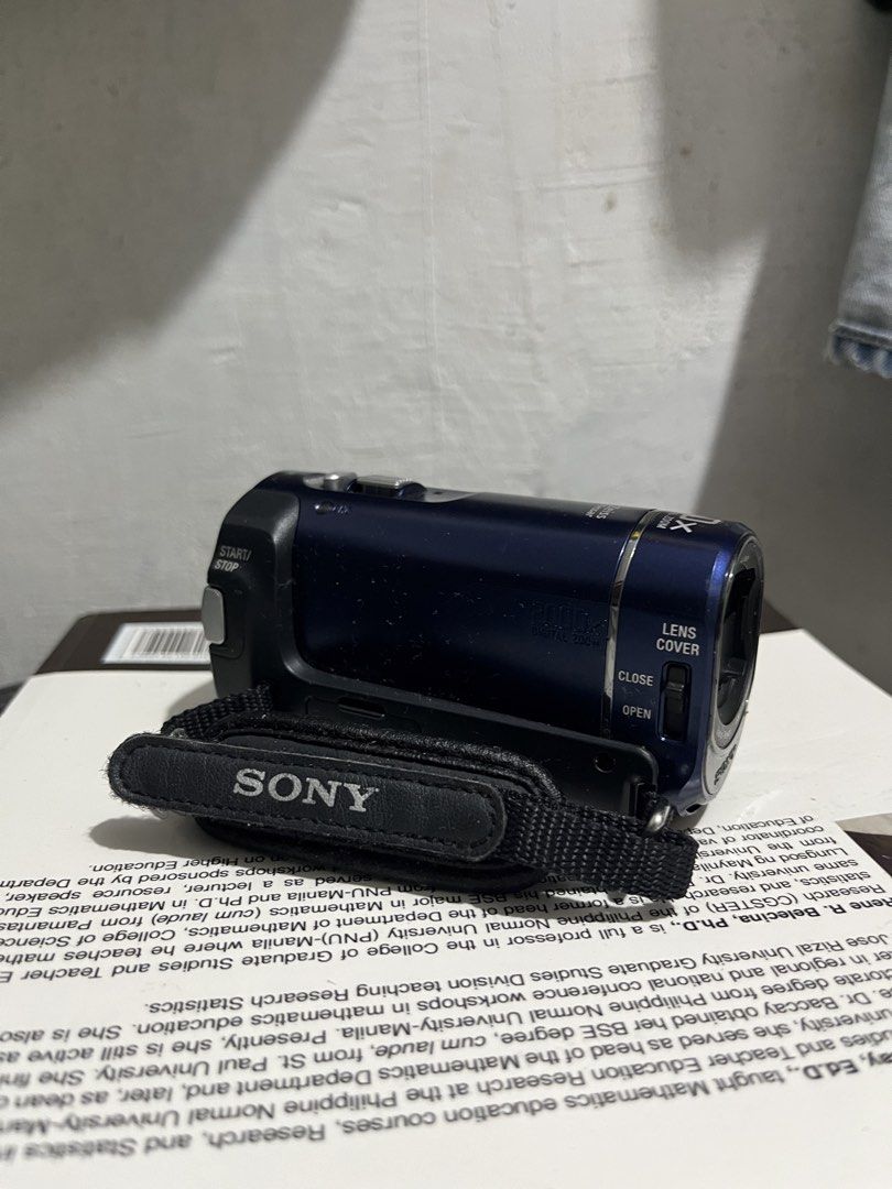 Sony dcr sx30 (Category: Video Cameras) located in Naga. Submitted by shuttersyndicate888 (Listing ID 1468190814, Image 3). Description: Untested Super kinis no sign of flooded just no battery that can fit.