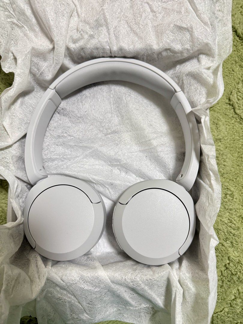 Sony WH-CH520 Wireless Headset (Category: Headphones & Headsets) located in Quezon City. Submitted by yansfern3 (Listing ID 1468209891, Image 2). Description: Complete set w/ box. Bihira lang gamitin. Matagal ma lowbat. No issue Rsf: di na nagagamit, naka stock nalang..