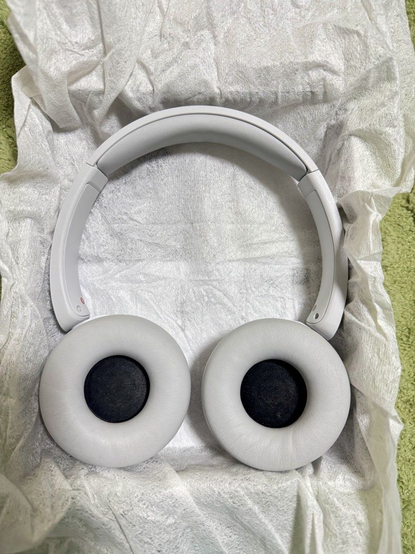 Sony WH-CH520 Wireless Headset (Category: Headphones & Headsets) located in Quezon City. Submitted by yansfern3 (Listing ID 1468209891, Image 1). Description: Complete set w/ box. Bihira lang gamitin. Matagal ma lowbat. No issue Rsf: di na nagagamit, naka stock nalang..