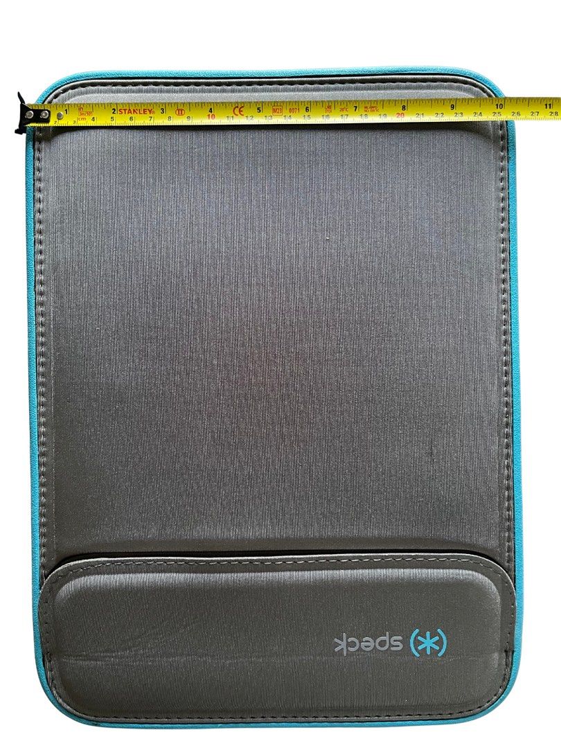 Speck Laptop/ Ipad sleeves (Category: Laptop Bags & Sleeves) located in Mandaluyong City. Submitted by 9kconsumer.wind (Listing ID 1468061541, Image 3). Description: .