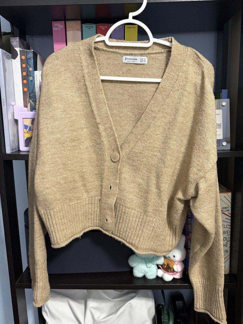 Stradivarius beige knit cropped cardigan (Category: Coats, Jackets and Outerwear) located in Manila. Submitted by zxcvbnmsof (Listing ID 1468211756, Image 1). Description: - Brand: Stradivarius - Item: Cropped cardigan - Color: Beige - Size: EUR/USA XS (MEX 24) - Details: V-neck, chunky front buttons, ribbed cuffs and hem - Fit: Relaxed, oversized - Material: Light knit, great for layering.