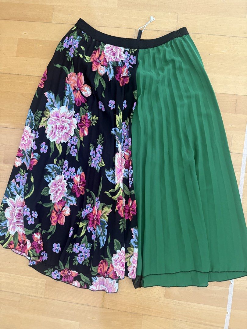 Stradivarius pleated skirt L (Category: Skirts) located in Makati City. Submitted by nmvs1 (Listing ID 1468075038, Image 1). Description: Stradivarius pleated skirt large - garter waist so stretchable too In excellent condition.