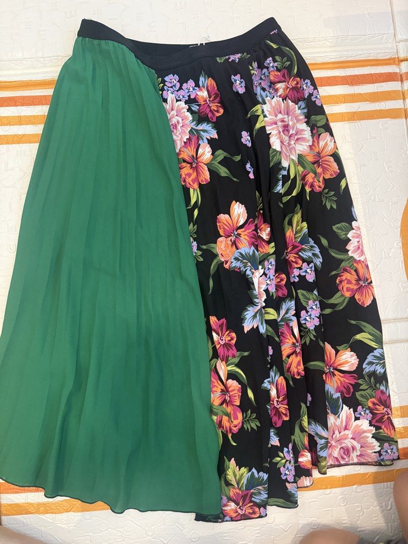 Stradivarius pleated skirt L (Category: Skirts) located in Makati City. Submitted by nmvs1 (Listing ID 1468075038, Image 3). Description: Stradivarius pleated skirt large - garter waist so stretchable too In excellent condition.