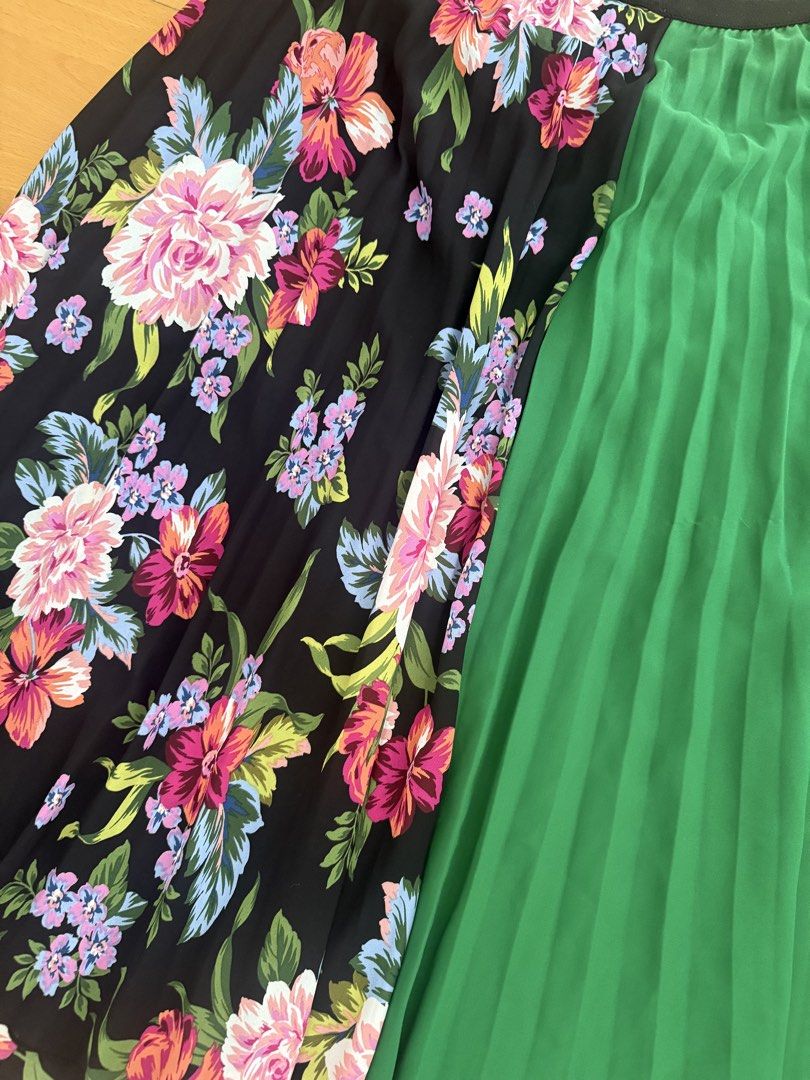 Stradivarius pleated skirt L (Category: Skirts) located in Makati City. Submitted by nmvs1 (Listing ID 1468075038, Image 2). Description: Stradivarius pleated skirt large - garter waist so stretchable too In excellent condition.