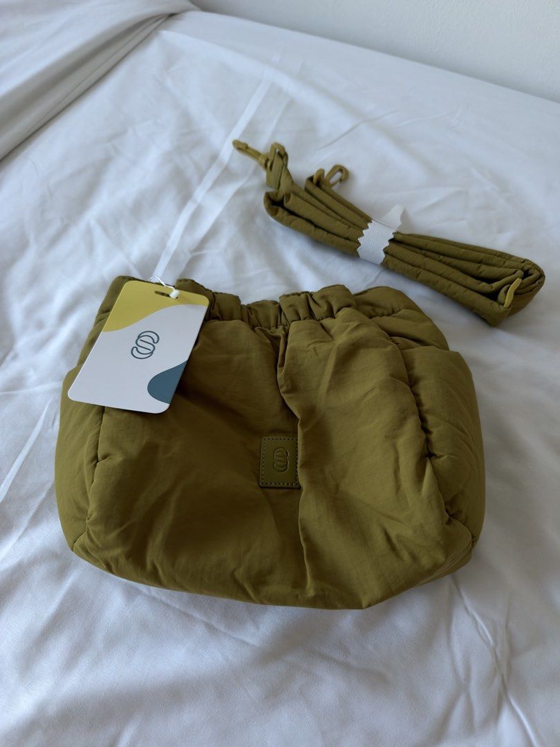 Straightforward - Taiko Sling Bag - Brand New (Category: Sling Bags) located in Mandaluyong City. Submitted by argdeclutter (Listing ID 1468159559, Image 2). Description: - Reversible Taiko Sling Bag - Brand New with Tag.