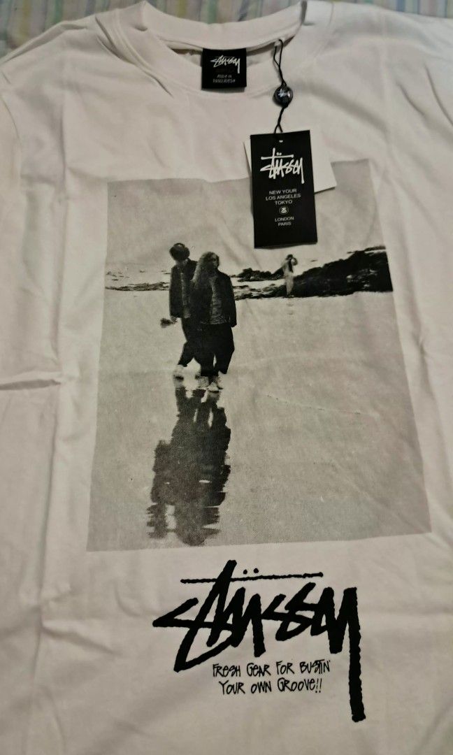 Stussy White T-Shirt (Category: Luxury Apparel) located in Muntinlupa City. Submitted by ch3ll3li (Listing ID 1468176071, Image 2). Description: Writing FOR SALE: White Stüssy-Style Graphic T-Shirt 🤍🖤 ✨ Minimalist Streetwear | Black & White Graphic Print Selling this white graphic T-shirt featuring a vintage-style beach photo and bold black lettering. Perfect for streetwear outfits, casual wear, and everyday styling. Details: Color: White Desig