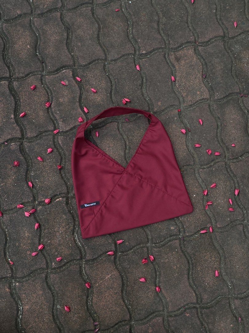 Stylish Hobo Tote Bag (Category: Shoulder Bags) located in San Pedro. Submitted by threadrick__ (Listing ID 1468238268, Image 2). Description: Freshly made by me! 3 stocks on Maroon 3 stocks on Brown.