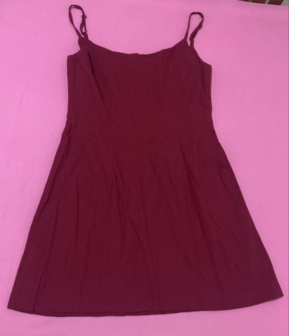 Sunrae Maroon Cami Dress Size M (Category: Dresses) located in San Fernando. Submitted by declotter (Listing ID 1468074464, Image 1). Description: - Brand: Sunrae - Size: Medium (M) - Color: Maroon - Style: Cami dress - Features: Adjustable thin straps, back zipper closure, hits above the knee - Condition: Great for casual days out or easy layering.