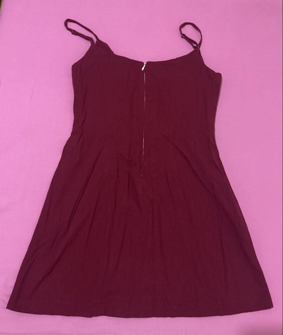 Sunrae Maroon Cami Dress Size M (Category: Dresses) located in San Fernando. Submitted by declotter (Listing ID 1468074464, Image 2). Description: - Brand: Sunrae - Size: Medium (M) - Color: Maroon - Style: Cami dress - Features: Adjustable thin straps, back zipper closure, hits above the knee - Condition: Great for casual days out or easy layering.