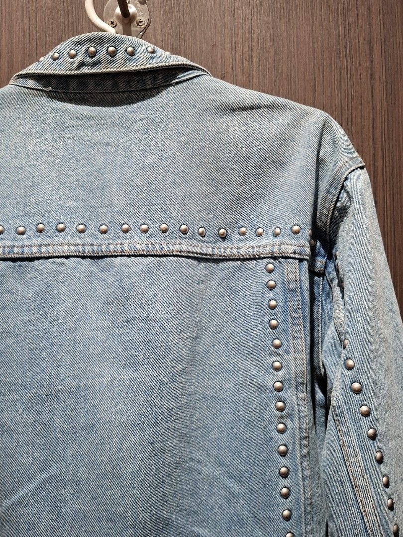 Supreme SS17 Studded Denim Trucker Jacket (Authentic) (Category: Coats, Jackets and Outerwear) located in Pasig City. Submitted by coveted.mnl (Listing ID 1468144577, Image 2). Description: Guaranteed Authentic📌 Best fit to: Large - Xl Width : 22 Length : 27 (MEASURED BY INCHES) 9.5/10 overall condition No issues or flaws in fabric Retailed for $410 (P25,420) • P7900 Slightly negotiable • Pasig City meet up • Open for COD Via Lalamove or Grab • 