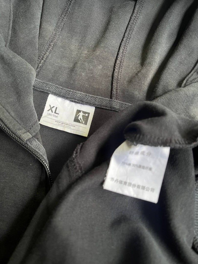 📌Tech fleece (Category: Hoodies) located in Manila. Submitted by thriftortrick11 (Listing ID 1468095372, Image 2). Description: Dimes: 22/28 Color rate: 8/10 Condition: Good Issue: Stain.