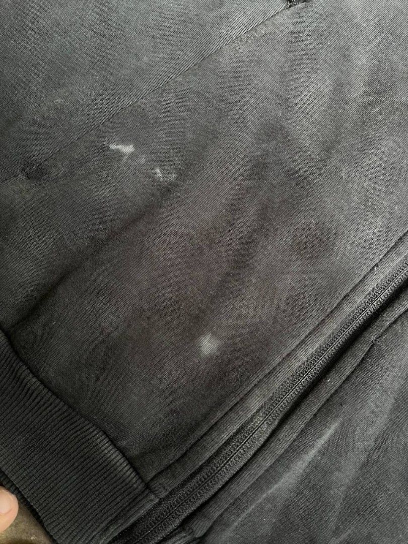 📌Tech fleece (Category: Hoodies) located in Manila. Submitted by thriftortrick11 (Listing ID 1468095372, Image 3). Description: Dimes: 22/28 Color rate: 8/10 Condition: Good Issue: Stain.