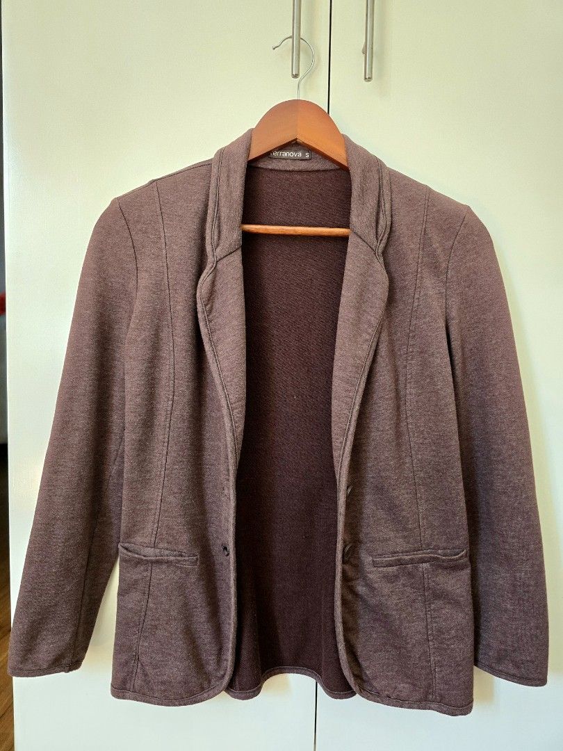 Terranova Brown Blazer Jacket (Category: Coats, Jackets and Outerwear) located in Las Pinas. Submitted by sandrapee (Listing ID 1468098953, Image 2). Description: Casual single-breasted jacket blazer in heavy sweatshirt fabric with a notched lapel and two-button front closure. Tailored fit and a clean, minimalist silhouette, perfect for completing office outfits, polished casual looks, or more elegant combinations. Size: Small Color: Brown Condit