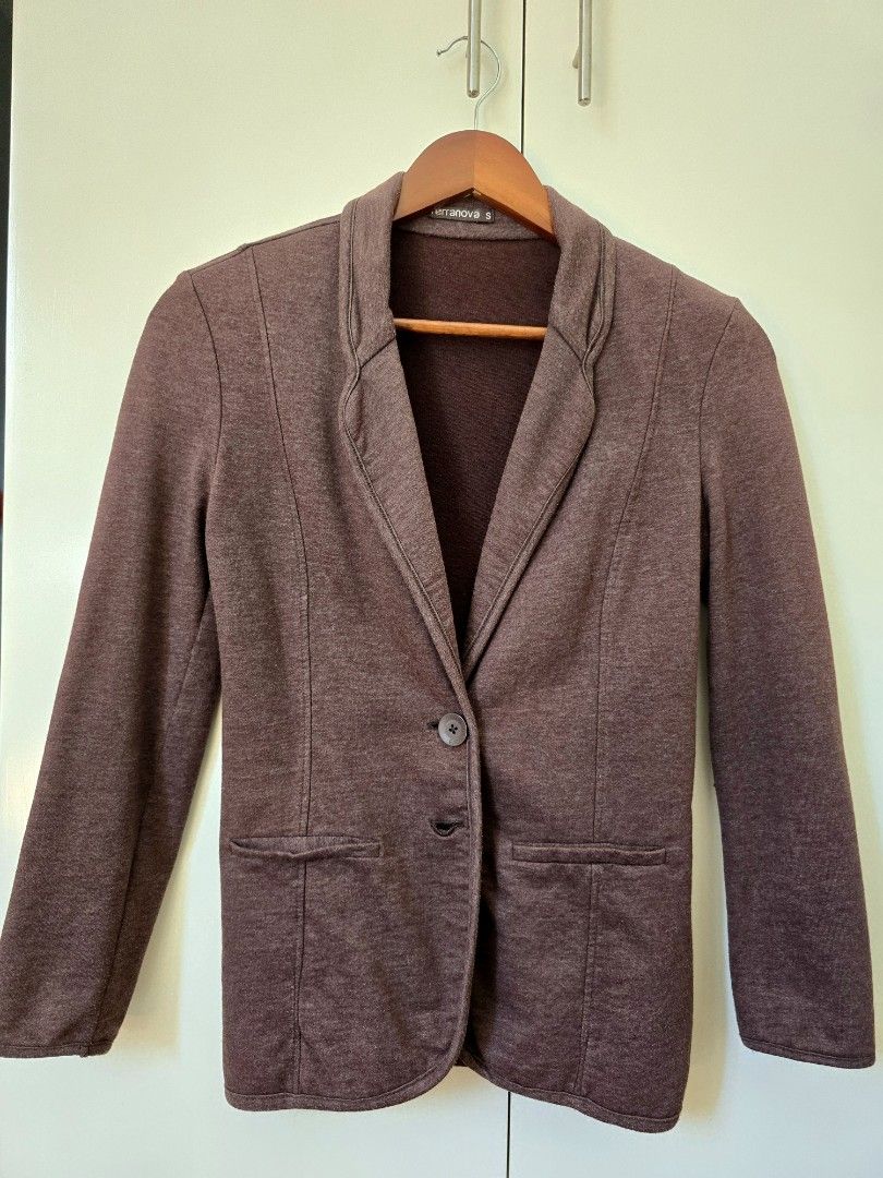 Terranova Brown Blazer Jacket (Category: Coats, Jackets and Outerwear) located in Las Pinas. Submitted by sandrapee (Listing ID 1468098953, Image 3). Description: Casual single-breasted jacket blazer in heavy sweatshirt fabric with a notched lapel and two-button front closure. Tailored fit and a clean, minimalist silhouette, perfect for completing office outfits, polished casual looks, or more elegant combinations. Size: Small Color: Brown Condit