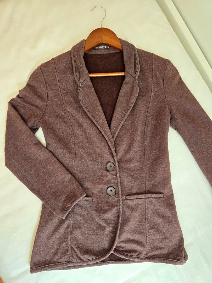 Terranova Brown Blazer Jacket (Category: Coats, Jackets and Outerwear) located in Las Pinas. Submitted by sandrapee (Listing ID 1468098953, Image 1). Description: Casual single-breasted jacket blazer in heavy sweatshirt fabric with a notched lapel and two-button front closure. Tailored fit and a clean, minimalist silhouette, perfect for completing office outfits, polished casual looks, or more elegant combinations. Size: Small Color: Brown Condit