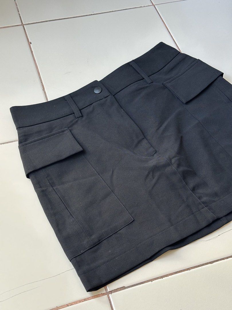 Terranova Mini Skirt (Category: Skirts) located in Makati City. Submitted by popmart (Listing ID 1468063638, Image 1). Description: Size XS (Best fits S-M) Not lined.