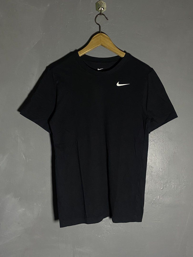The Nike Tee (Category: Activewear) located in Cabuyao City. Submitted by chukz_x (Listing ID 1468253185, Image 2). Description: Nike Size : Small Dimes : 18W 26L Condition : Excellent Issue : none Price : 380 📍READY TO WEAR 📍Cabuyao Laguna .