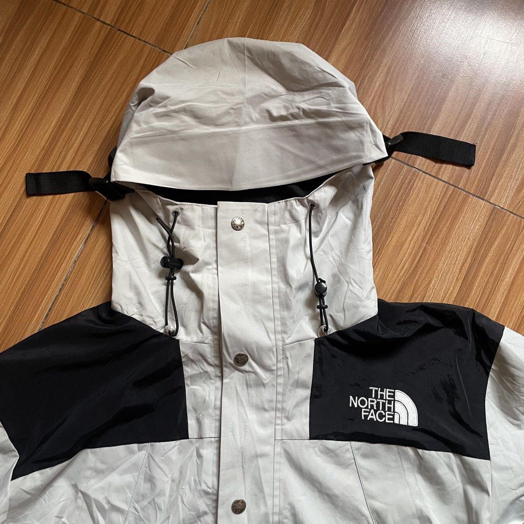 The North Face GORE-TEX Mountain Jacket (Category: Coats, Jackets and Outerwear) located in General Mariano Alvarez. Submitted by 4117_thriftnthrive (Listing ID 1468234187, Image 3). Description: In good condition Stain, need wash Size: XXL on tag fits L to XL Measurements Width: 23” Length: 28”.