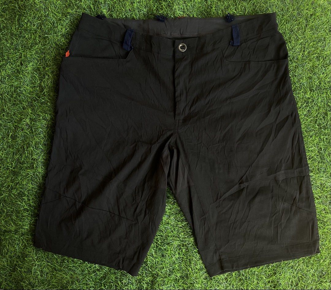 THE NORTH FACE NYLON SHORT (Category: Shorts) located in Carcar. Submitted by thrift_kidd (Listing ID 1468105656, Image 2). Description: The North Face Men’s Black FlashDry Hiking / Outdoor Shorts Style: Hiking / Trail / Outdoor Shorts Fabric: FlashDry-XD™ — quick-dry, stretch, water-repellent￼￼￼ Waist: 34 Length: 21 Excellent to as new condition No issue naman , nilagyan lang ng pasokan sa belt DM ME TO PURCHASE 📩.
