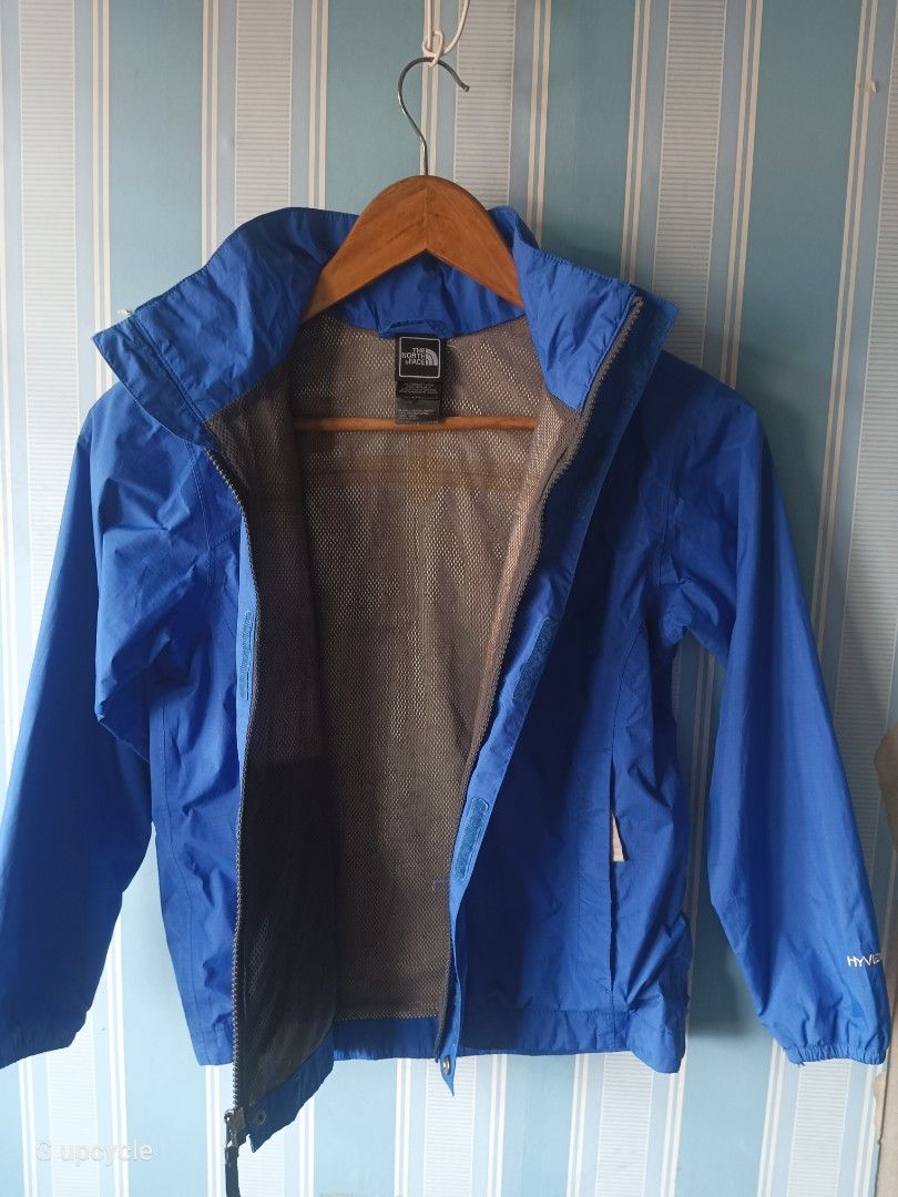 THE NORTH FACE young explorer jacket (Category: Hiking & Camping) located in Cebu City. Submitted by glennbryceland031185 (Listing ID 1468081213, Image 2). Description: Blue lightweight waterproof rain jacket from The North Face, HyVent fabric technology. Packable hood. for 8 to 11 years old..