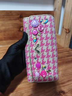 (Category: ) located in . Submitted by queenlyne_vintage_rare_finds (Listing ID 1468104395, Image 1). Description: .