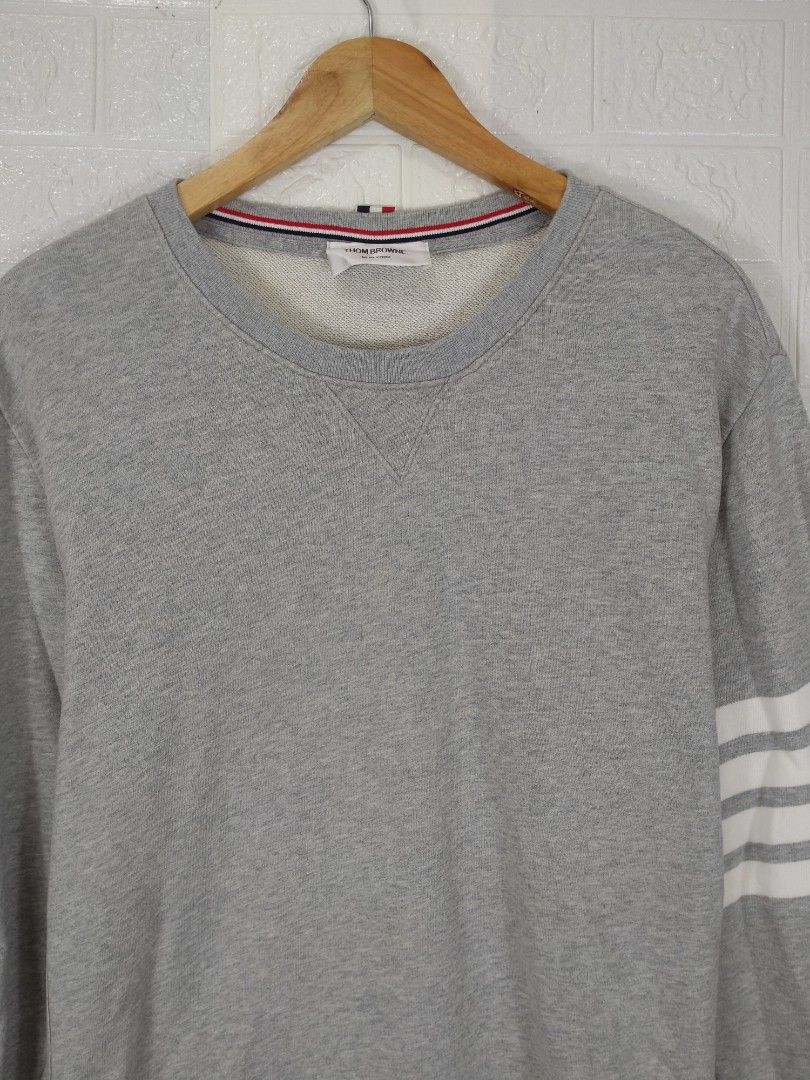 THOME BROWNE CREWNECK (Category: Coats, Jackets and Outerwear) located in Baguio. Submitted by dansteals (Listing ID 1468062464, Image 2). Description: 27 X 23 LARGE.