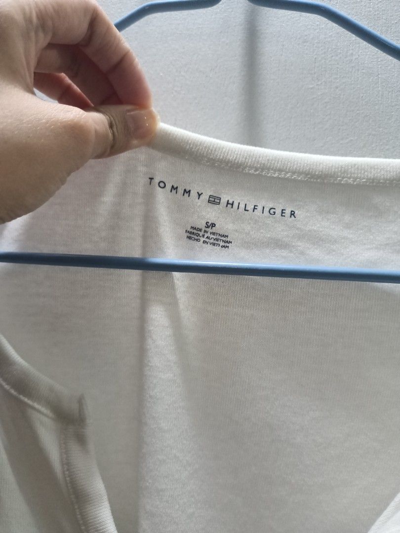 Tommy Y2k White Shirt (Category: Shirts) located in Bislig. Submitted by vanityarchives (Listing ID 1468070059, Image 2). Description: paired this with black lace cami and flared jeans/black office trousers with black heels! super nice combo.