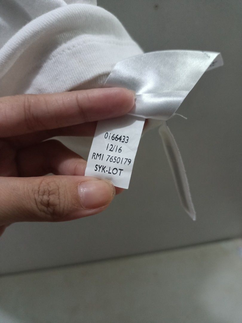 Tommy Y2k White Shirt (Category: Shirts) located in Bislig. Submitted by vanityarchives (Listing ID 1468070059, Image 3). Description: paired this with black lace cami and flared jeans/black office trousers with black heels! super nice combo.