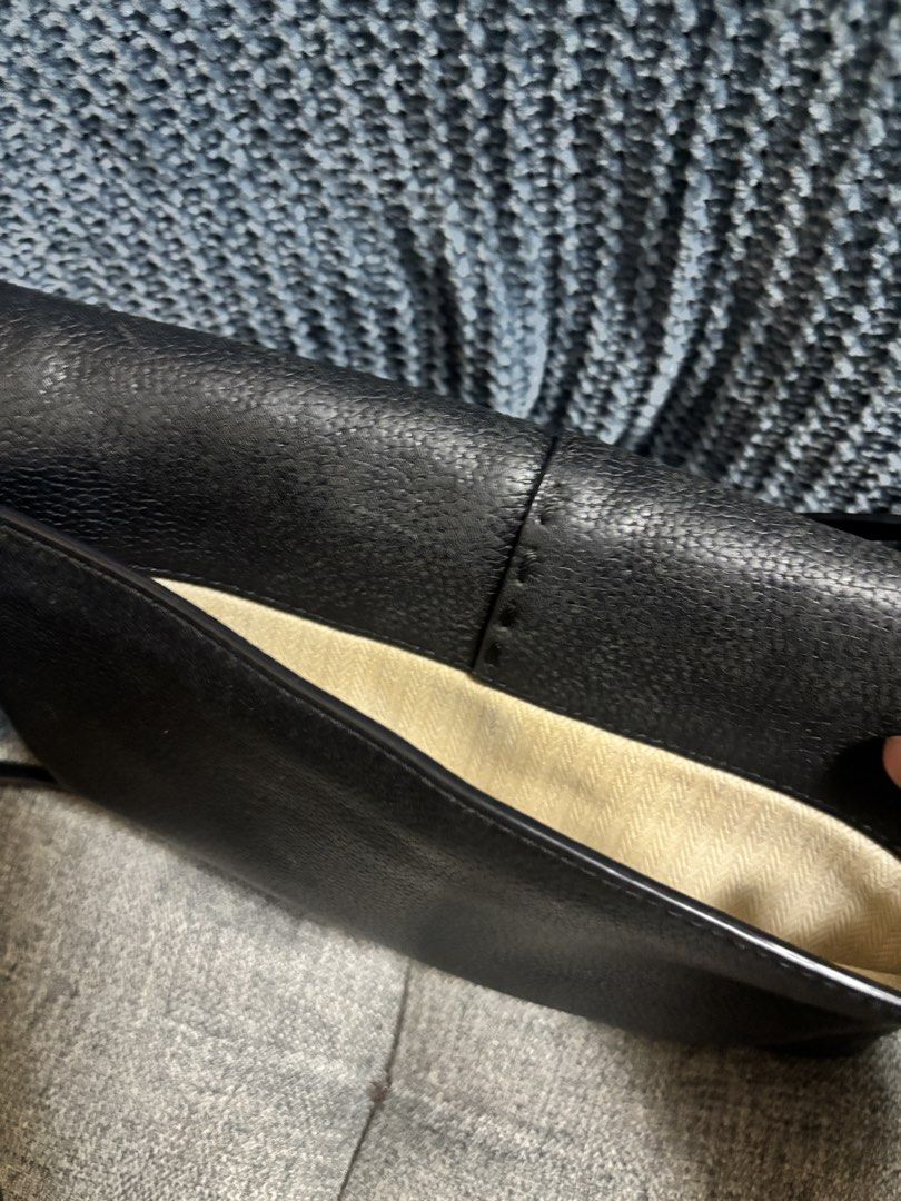 Tory Burch McGraw crossbody bag (Category: Cross-body Bags) located in Davao. Submitted by hangingclosetdavao (Listing ID 1468206221, Image 2). Description: Tory Burch McGraw crossbody bag Leather Faded hardware as seen on pics Detachable/adjustable sling.