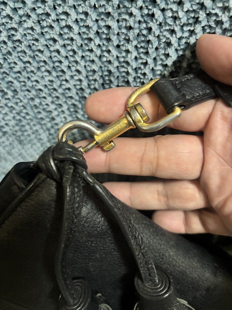 Tory Burch McGraw crossbody bag (Category: Cross-body Bags) located in Davao. Submitted by hangingclosetdavao (Listing ID 1468206221, Image 3). Description: Tory Burch McGraw crossbody bag Leather Faded hardware as seen on pics Detachable/adjustable sling.