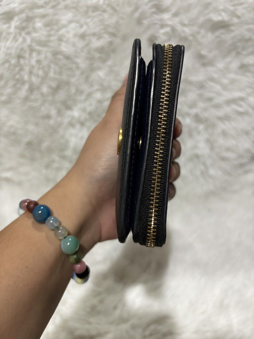 Tory burch robinson (Category: Wallets & Card holders) located in Baguio. Submitted by rheaanne07 (Listing ID 1468279153, Image 3). Description: Orig With flaw sa isang cardslot May punit Still pretty and matibay.