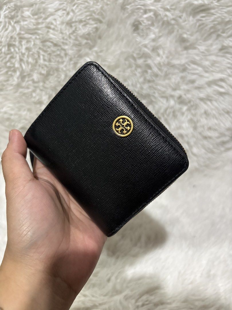 Tory burch robinson (Category: Wallets & Card holders) located in Baguio. Submitted by rheaanne07 (Listing ID 1468279153, Image 2). Description: Orig With flaw sa isang cardslot May punit Still pretty and matibay.