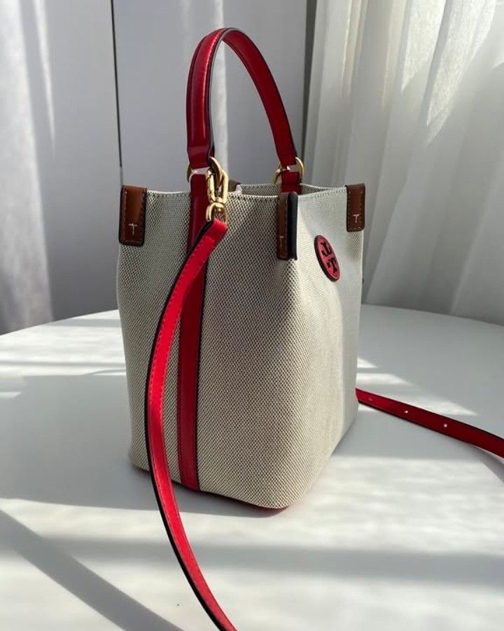 TORY BURCH ROMY BUCKET BAG (Category: Shoulder Bags) located in Pasig City. Submitted by titalana2011991 (Listing ID 1468071696, Image 3). Description: WITH INCLUSIONS.