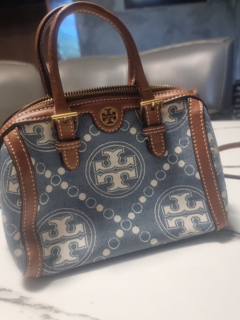 Tory sling bag (Category: Shoulder Bags) located in Baguio. Submitted by yumiii07 (Listing ID 1468059257, Image 1). Description: .