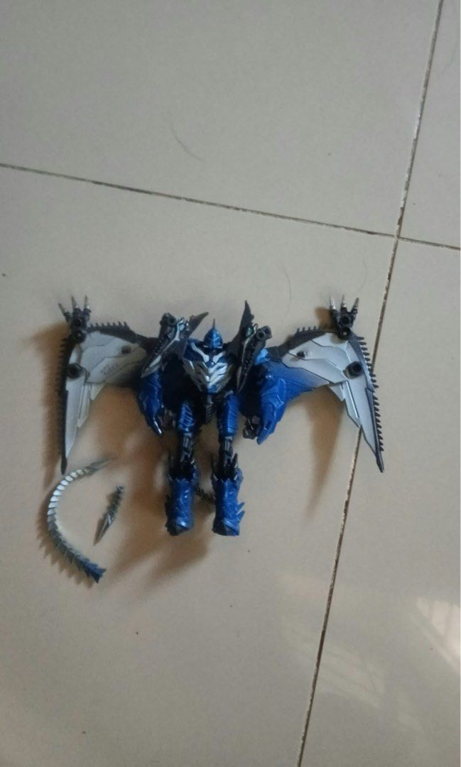 Transformers Toys (Category: Action & Battle Toys) located in San Mateo. Submitted by quikzee (Listing ID 1468281259, Image 2). Description: Issue tail Hasbro Transformers Toys.
