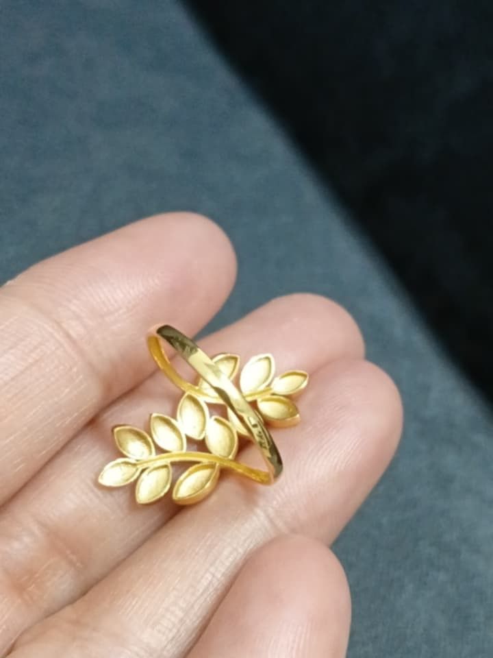 Tri-color Gold Leaf Ring AU750 (Category: Luxury Accessories) located in Manila. Submitted by kawaiitenshi (Listing ID 1468154079, Image 2). Description: - Design: Eye-catching tri-color branch and leaf style - Materials: Yellow gold, rose gold, and white gold with diamond-cut texture - Hallmark: Stamped AU750 on the inner band - Weight: Approx. 1.60 grams - Condition: Excellent, ready to wear.