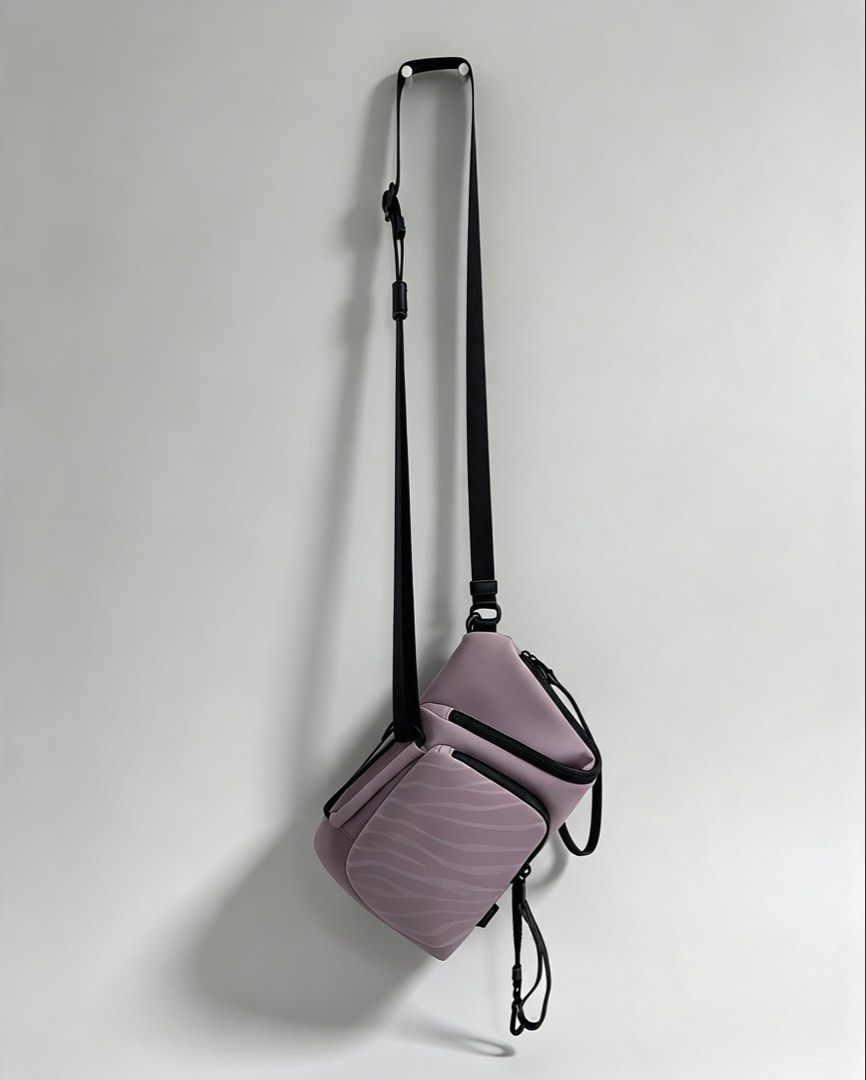 Tumi Devoe Fay Crossbody/Sling (Category: Luxury Bags & Wallets) located in Bato. Submitted by itsmethriftlist (Listing ID 1468166733, Image 1). Description: No issue .