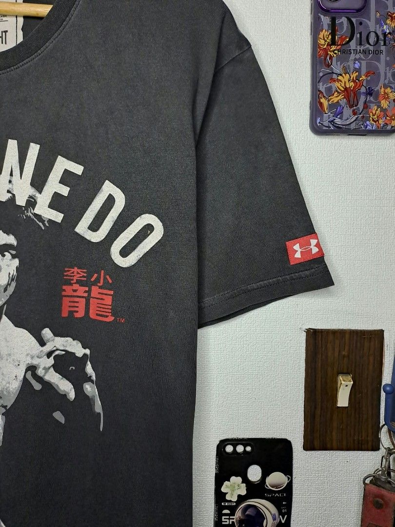 UA x Bruce Lee Acid Gray (Category: Tshirts & Polo Shirts ) located in Manila. Submitted by yaseen__73 (Listing ID 1468134519, Image 2). Description: UA x Bruce Lee "Jeet Kunedo" Large on Tag Width '22 Length '27 Color Rate : 9.5/10 Issue : Pinhole (See Photo) Good Condition 💥PRE - ONWED💥 or Best Offer Courier : J&T Lalamove MOP : G C A S H B A N K T R A N S F E R Seller's Location : 📍K1, Brgy. Pansol, Q.C.