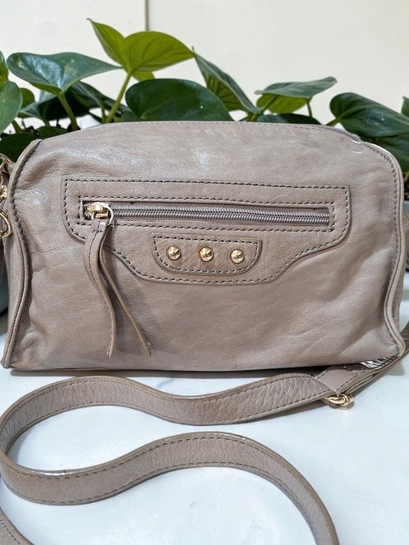 UNBRANDED JAPAN GENUINE LEATHER SLING (Category: Cross-body Bags) located in Las Pinas. Submitted by annachiaonair2037 (Listing ID 1468095235, Image 3). Description: UNBRANDED GENUINE LEATHER CROSSBODY BAG FROM JAPAN YKK ZIP DETACHABLE ADJUSTABLE SLING NORMAL SIGN INSIDE, MJNIMAL DIRT, SEE PIC H 9.5" L 7.5" W 2" Disclaimer: I am not affiliated with, associated with, or authorized by any of the brands featured posted. Any mention of brand names, t