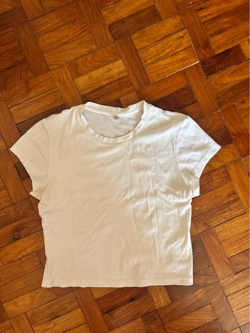 Uniqlo Baby Tee Top (Category: Shirts) located in Las Pinas. Submitted by fwanchinee (Listing ID 1468116558, Image 1). Description: Well used a bit yellowish na pero not halata Size: Large Loc: Las Pinas.