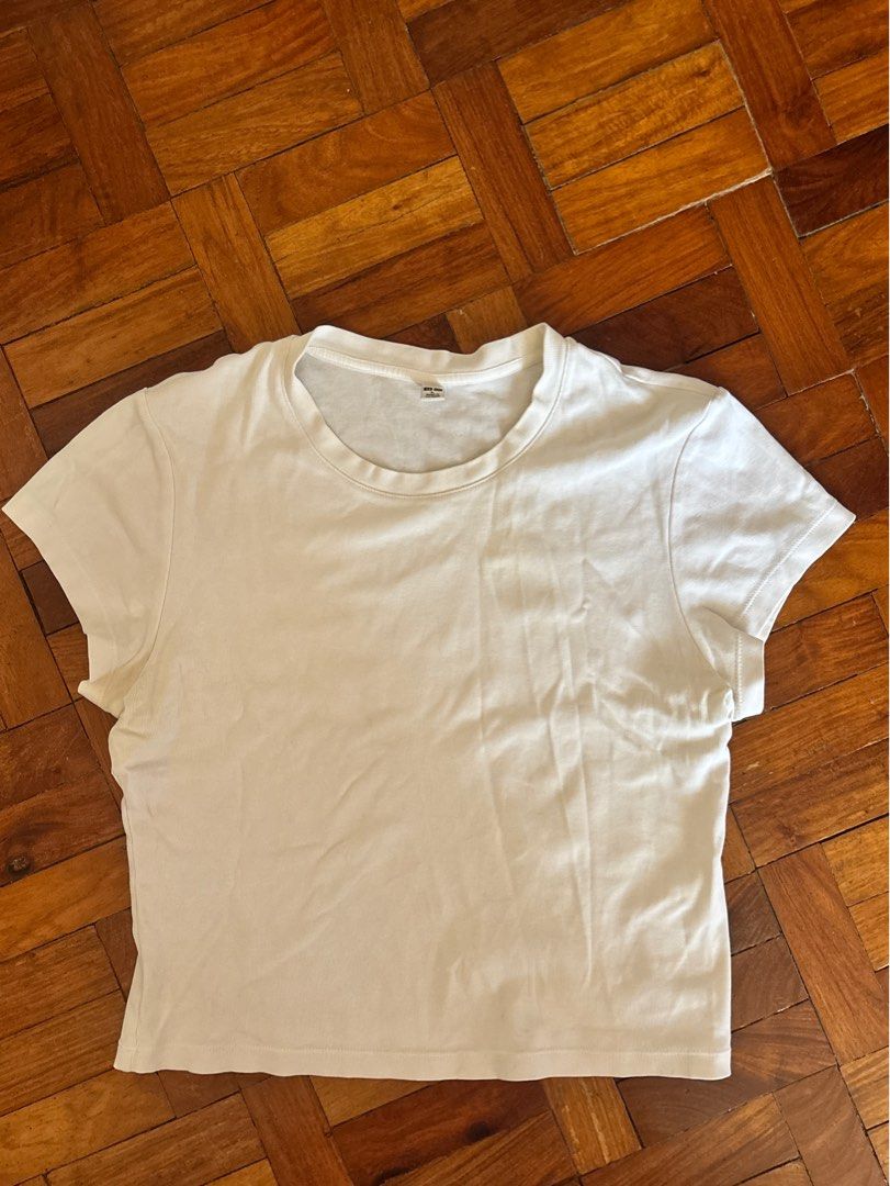 Uniqlo Baby Tee Top (Category: Shirts) located in Las Pinas. Submitted by fwanchinee (Listing ID 1468116558, Image 2). Description: Well used a bit yellowish na pero not halata Size: Large Loc: Las Pinas.