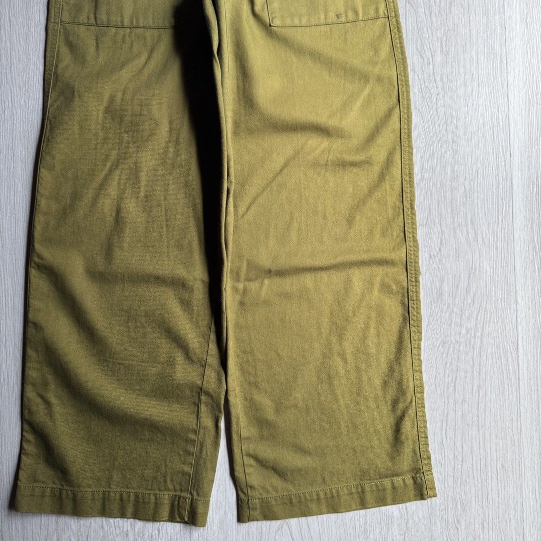Uniqlo Baker Pants (Category: Trousers) located in Zamboanga. Submitted by rustic.rev (Listing ID 1468085523, Image 3). Description: Uniqlo Olive Baker Pants In excellent condition, washable stain. Tagged: 67cm fits 31” Measurements: Waist: 15.5” Front rise: 12” Thigh: 13” Leg opening: 10” Inseam: 28” Length: 39” .