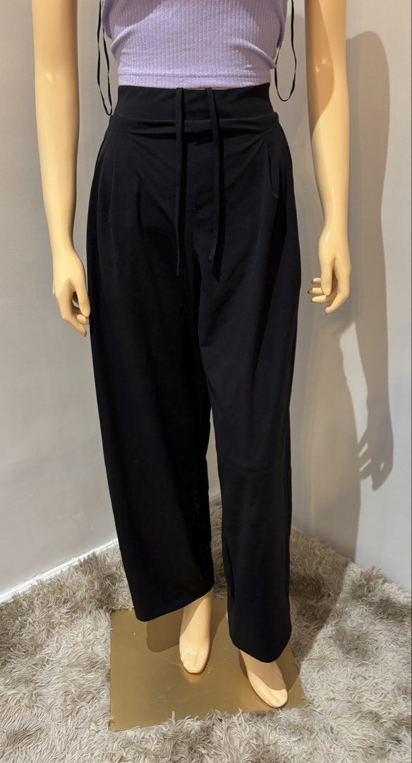 Uniqlo barrel dry stretch pants (Category: Jeans) located in Quezon City. Submitted by swift_kenjie (Listing ID 1468228214, Image 2). Description: Uniqlo barrel dry stretch pants 30-35 L-40 very good condition (color may vary due to lighting) -Preloved and Trifted. These are all handpicked so expect very good to like new condition -Miners via pm is allowed Mine now pay now (First to pay gets the item) -Gcash payment only (Payment 1st) -No reserva