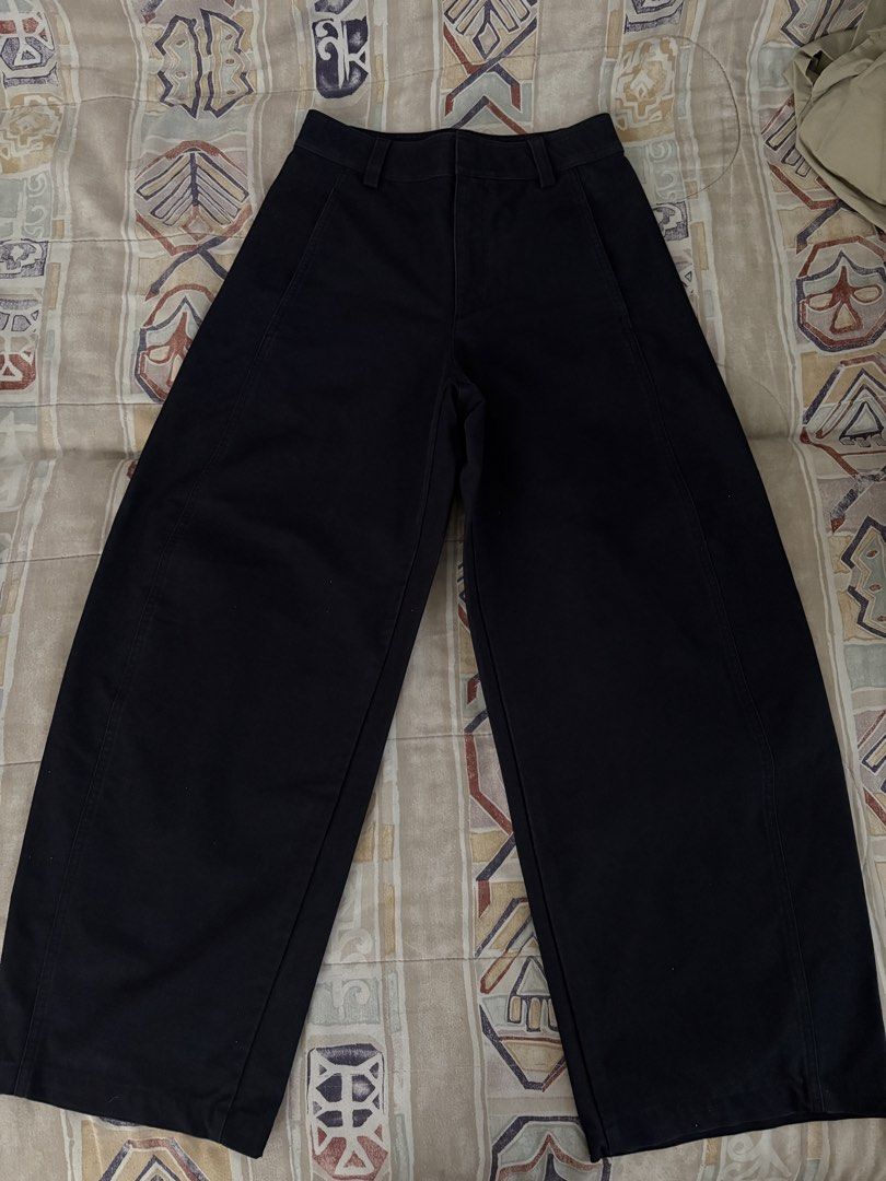 Uniqlo Barrel Pants Small (Category: Jeans) located in Quezon City. Submitted by fitfoundbyli (Listing ID 1468092209, Image 3). Description: UNIQLO BARREL PANTS 1,990 Original Price Selling for ₱1,200 Used twice only. RFS - Gained weight due to postpartum and decluttering.