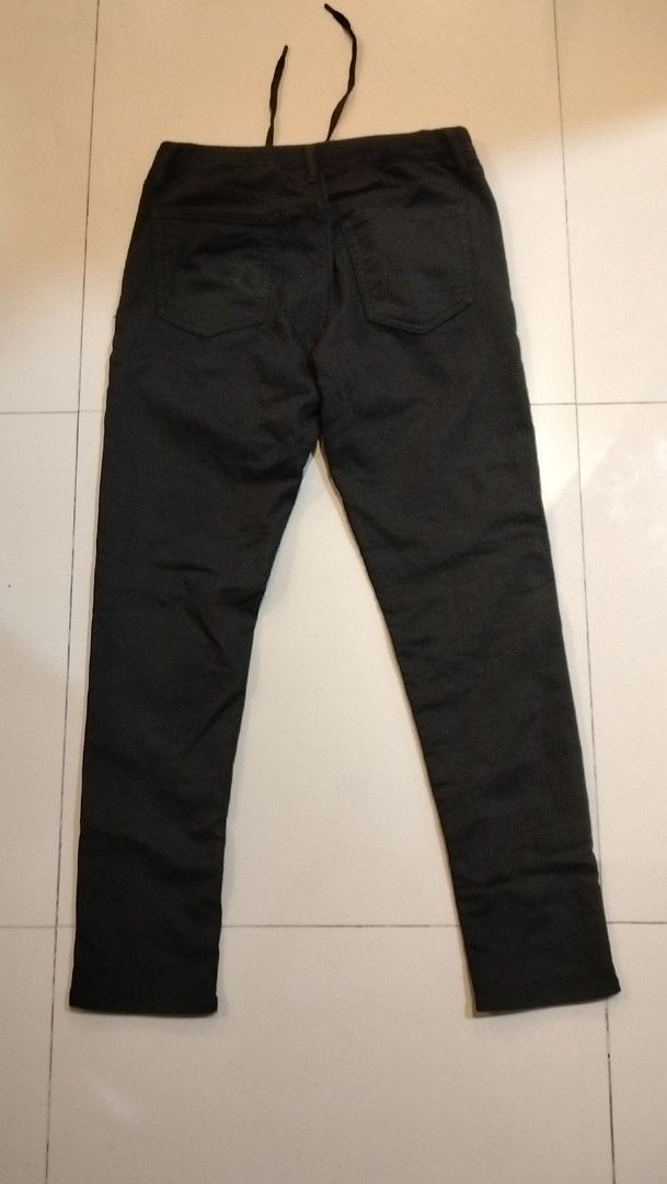 Uniqlo Black Drawstring Denim Pants Size L (Category: Chinos) located in Angeles City. Submitted by mightywhale_13072f (Listing ID 1468175240, Image 1). Description: - Brand: Uniqlo - Item: Black denim pants - Size: L (fits waist 84-92cm) - Fit: Regular fit - Waist: Adjustable built-in drawstring - Pockets: Standard front and back pockets - Condition/Vibe: Comfortable everyday wear.