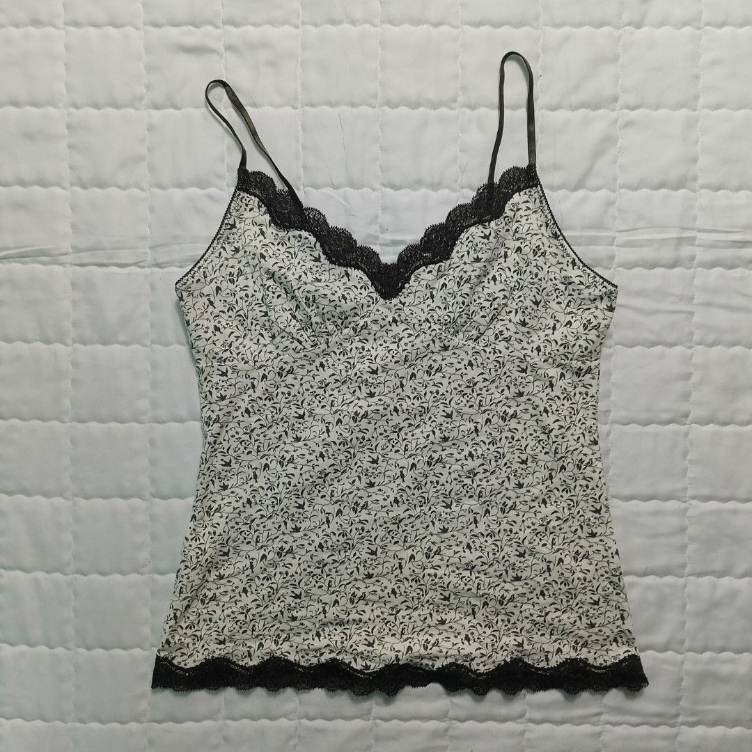 Uniqlo Camisole Top (Category: Others Tops) located in Cavite. Submitted by yaelarkai0_ (Listing ID 1468186214, Image 1). Description: ✅ In excellent condition ✅ No issue Size: L - 19 W - 13.