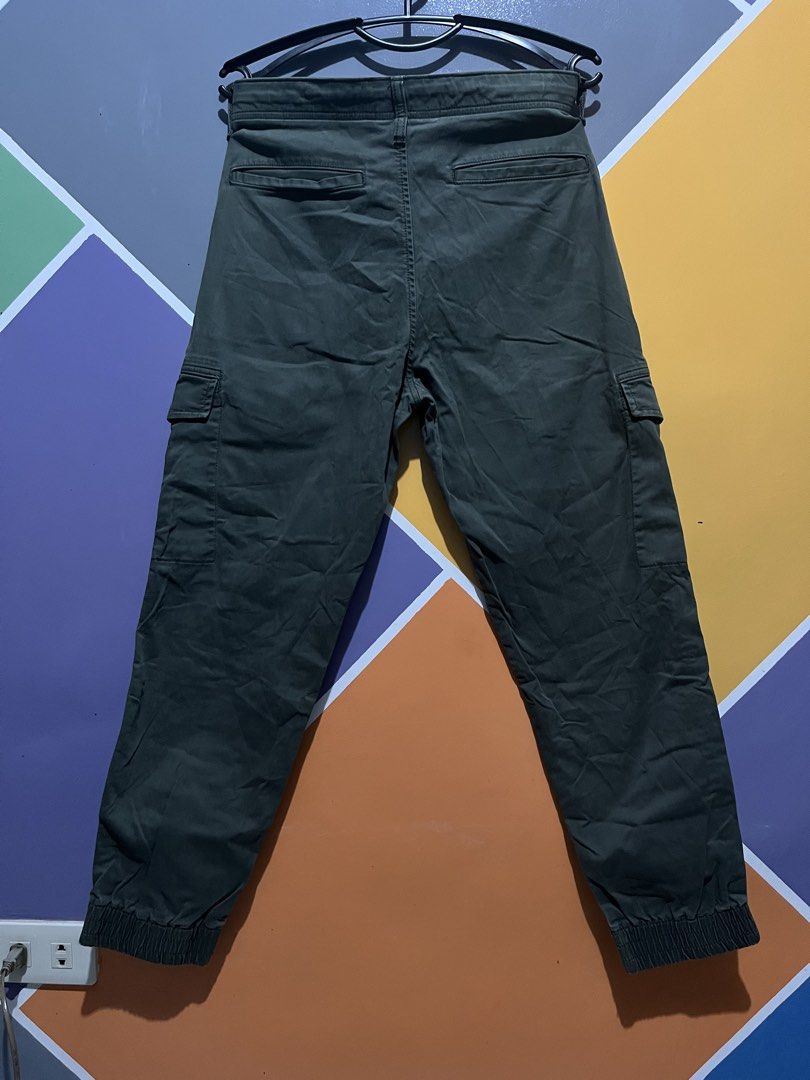 Uniqlo Cargo Pants (Category: Trousers) located in Lingayen. Submitted by moreonuniqlo (Listing ID 1468075303, Image 2). Description: Uniqlo Cargo Pants Small on Tag Size 32 Length 37 Good as New No Issue.